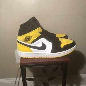Air Jordan 1 Mid SE Yellow Toe